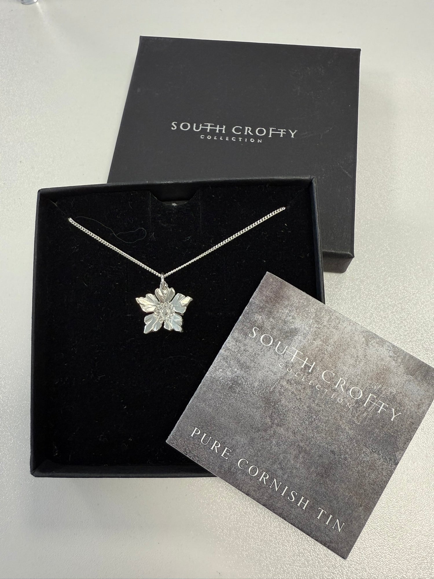 Dainty tin pendant with 5 petals
